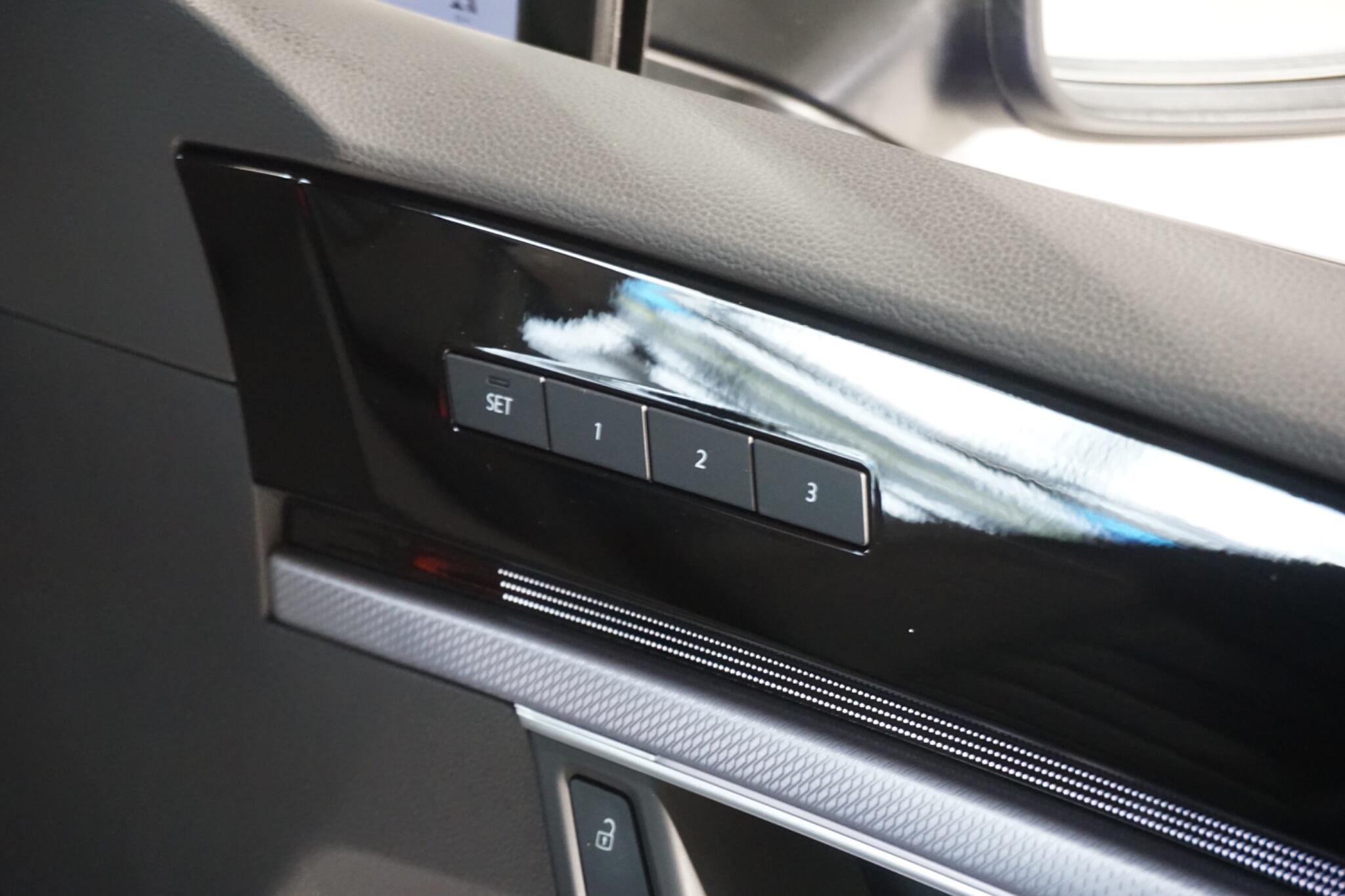 Volkswagen Touareg 3.0 V6 TSI eHybrid 14.3kWh R SUV 5dr Petrol Plug-in Hybrid Tiptronic 4Motion Euro 6 (s/s) (462 ps)